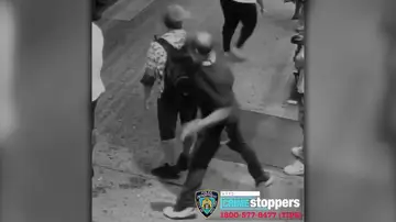 Momento en el que el hombre propina un puñetazo al joven en Nueva York Momento en el que el hombre propina un puñetazo al joven en Nueva York