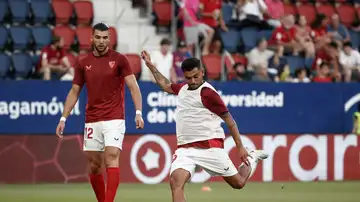 Tecatito durante un calentamiento con el Sevilla Tecatito durante un calentamiento con el Sevilla
