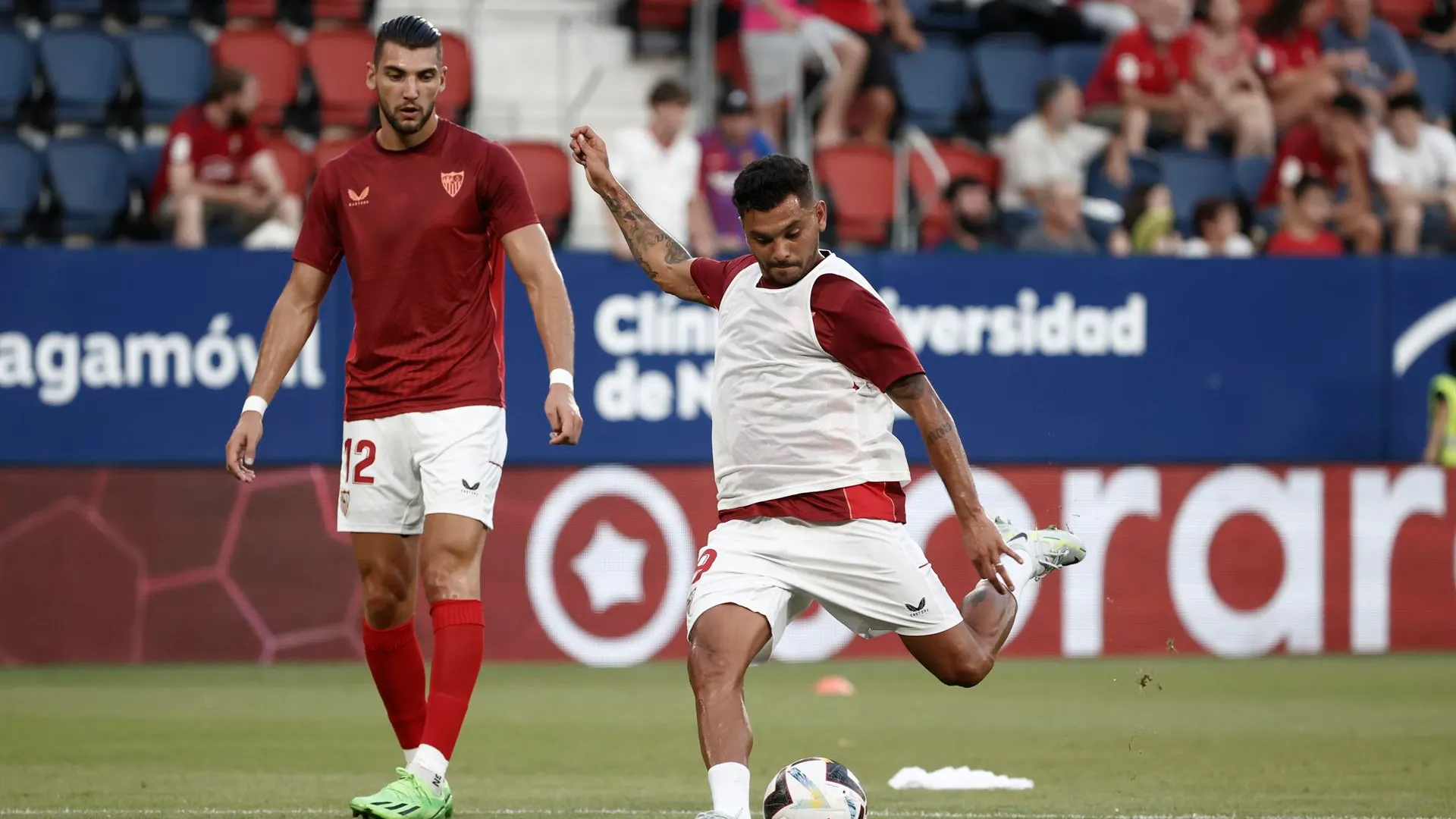 Tecatito durante un calentamiento con el Sevilla