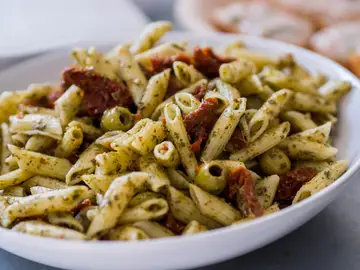 Plato de pasta recién hecho Plato de pasta recién hecho