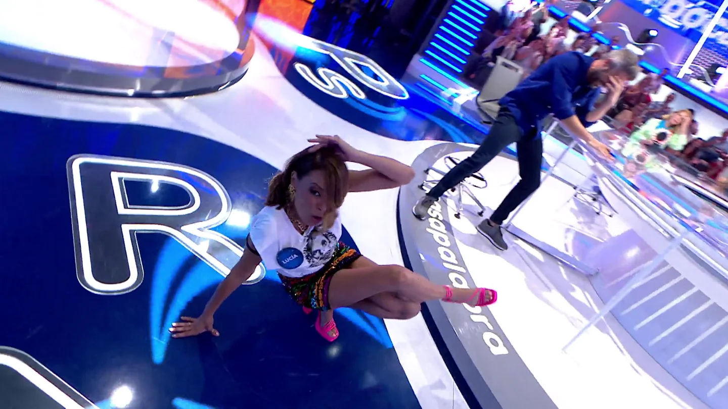 Lucía Hoyos, desatada en ‘Pasapalabra’: jamás habrás visto bailar así ‘Sueño su boca’ de Raúl Lucía Hoyos, desatada en ‘Pasapalabra’: jamás habrás visto bailar así ‘Sueño su boca’ de Raúl