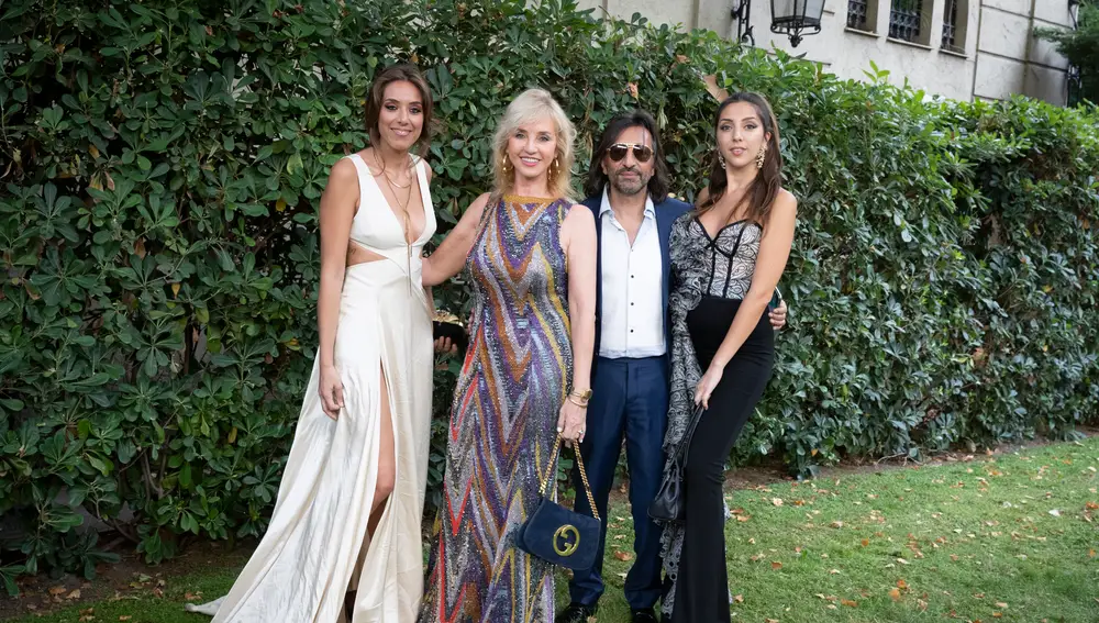 Antonio Carmona junto a su mujer, Mariola Orellana, y sus hijas Marina y Lucía