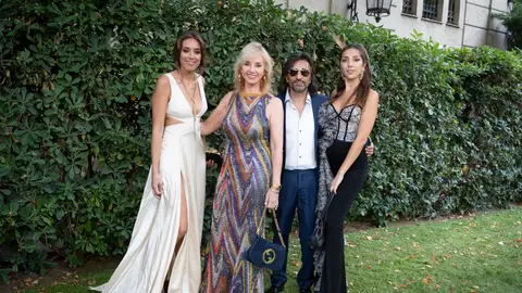 Antonio Carmona junto a su mujer, Mariola Orellana, y sus hijas Marina y Lucía Antonio Carmona junto a su mujer, Mariola Orellana, y sus hijas Marina y Lucía