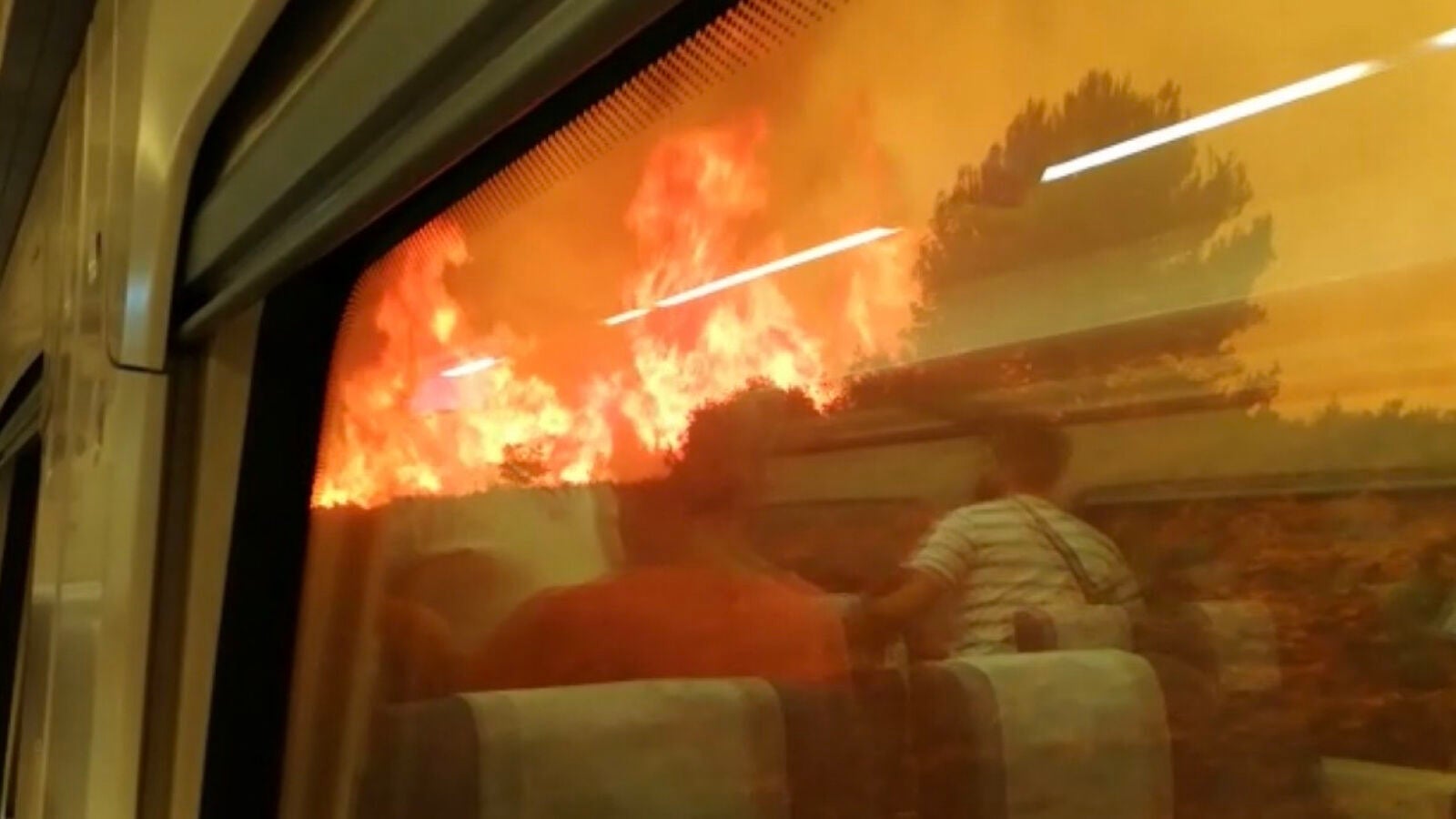 Pánico en medio de las llamas: el vídeo de los pasajeros del tren de Bejís desde dentro del vagón