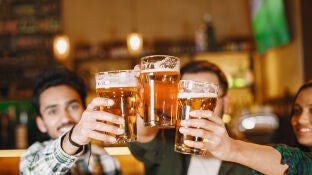 Imagen de archivo de tres j&oacute;venes bebiendo alcohol.