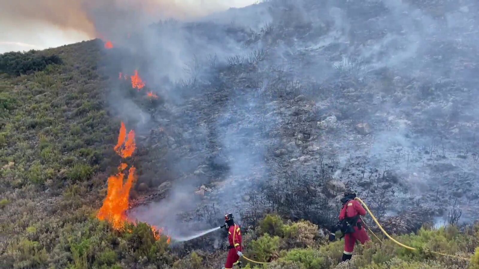 El fuego resurge con virulencia en Castellón y los bomberos vuelven al trabajo: 