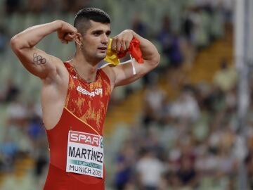 Asier Martínez celebra su oro en los 100 metros vallas