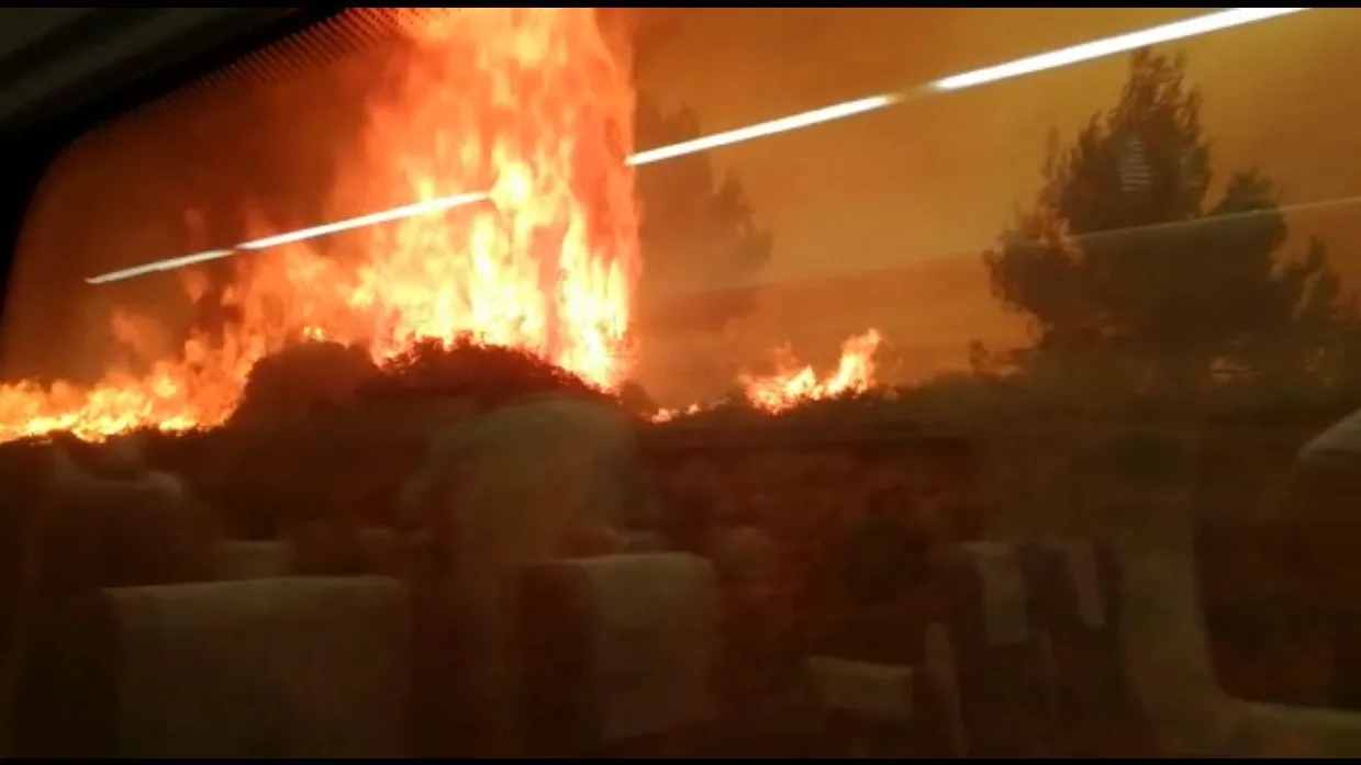 Imagen del incendio en Bejís vista desde el tren Imagen del incendio en Bejís vista desde el tren