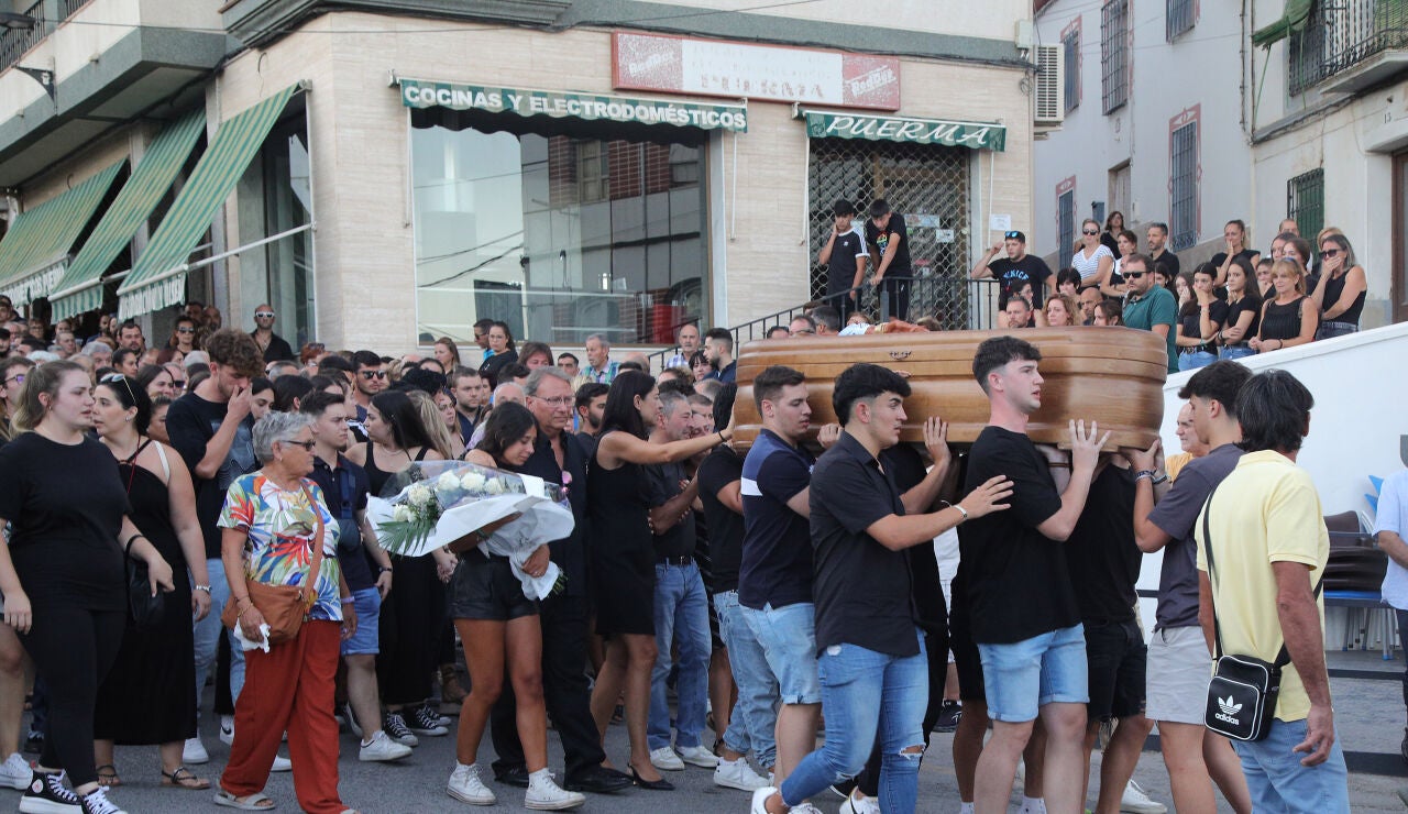 El entierro del joven de 19 años apaleado mortalmente en Íllora, Granada