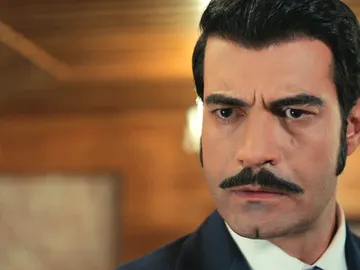 En el próximo capítulo de ‘Tierra Amarga’: La reacción de Demir al conocer el embarazo de Ümit… ¡Mientras Betül lo oye todo! En el próximo capítulo de ‘Tierra Amarga’: La reacción de Demir al conocer el embarazo de Ümit… ¡Mientras Betül lo oye todo!