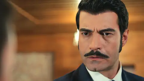En el próximo capítulo de ‘Tierra Amarga’: La reacción de Demir al conocer el embarazo de Ümit… ¡Mientras Betül lo oye todo! En el próximo capítulo de ‘Tierra Amarga’: La reacción de Demir al conocer el embarazo de Ümit… ¡Mientras Betül lo oye todo!