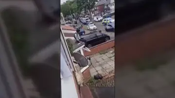 El joven sale de la ventana gritando y amenazando con un cuchillo El joven sale de la ventana gritando y amenazando con un cuchillo