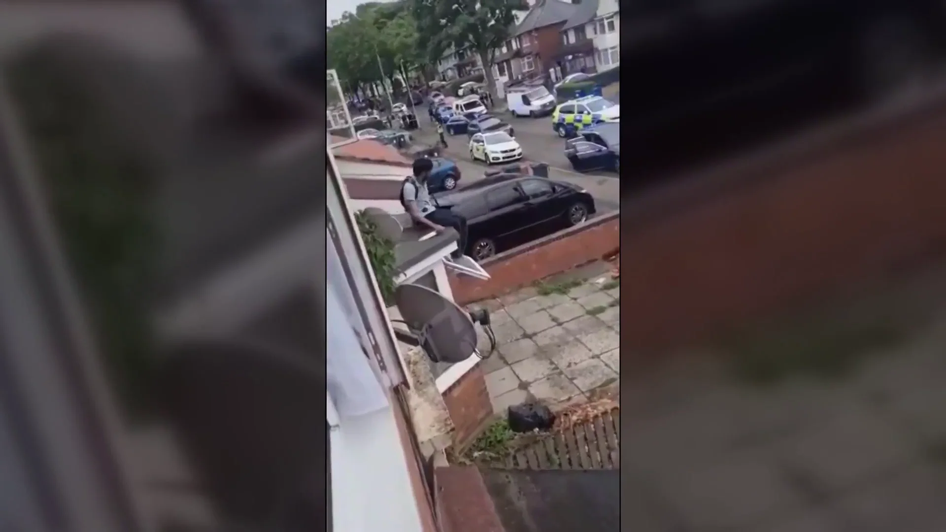 El joven sale de la ventana gritando y amenazando con un cuchillo Birmingham
