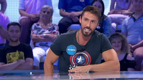 El detalle de la ropa de Rubén Sanz como capitán América: ¿qué lleva a juego con la camiseta? El detalle de la ropa de Rubén Sanz como capitán América: ¿qué lleva a juego con la camiseta?