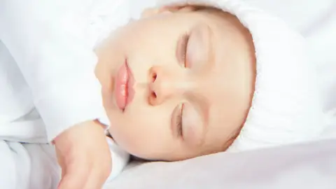 Bebé duerme plácidamente Bebé duerme plácidamente