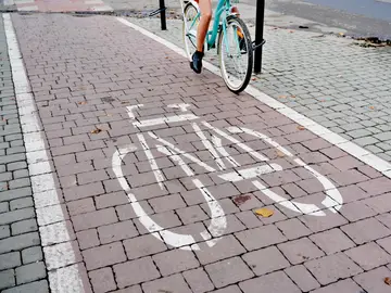 Montar en bicicleta fomenta la reducción del automóvil Montar en bicicleta fomenta la reducción del automóvil
