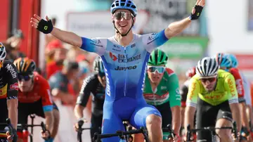 Kaden Groves (Bike Exchange) celebra su victoria al sprint en Cabo de Gata en la 11ª etapa de la Vuelta a España.