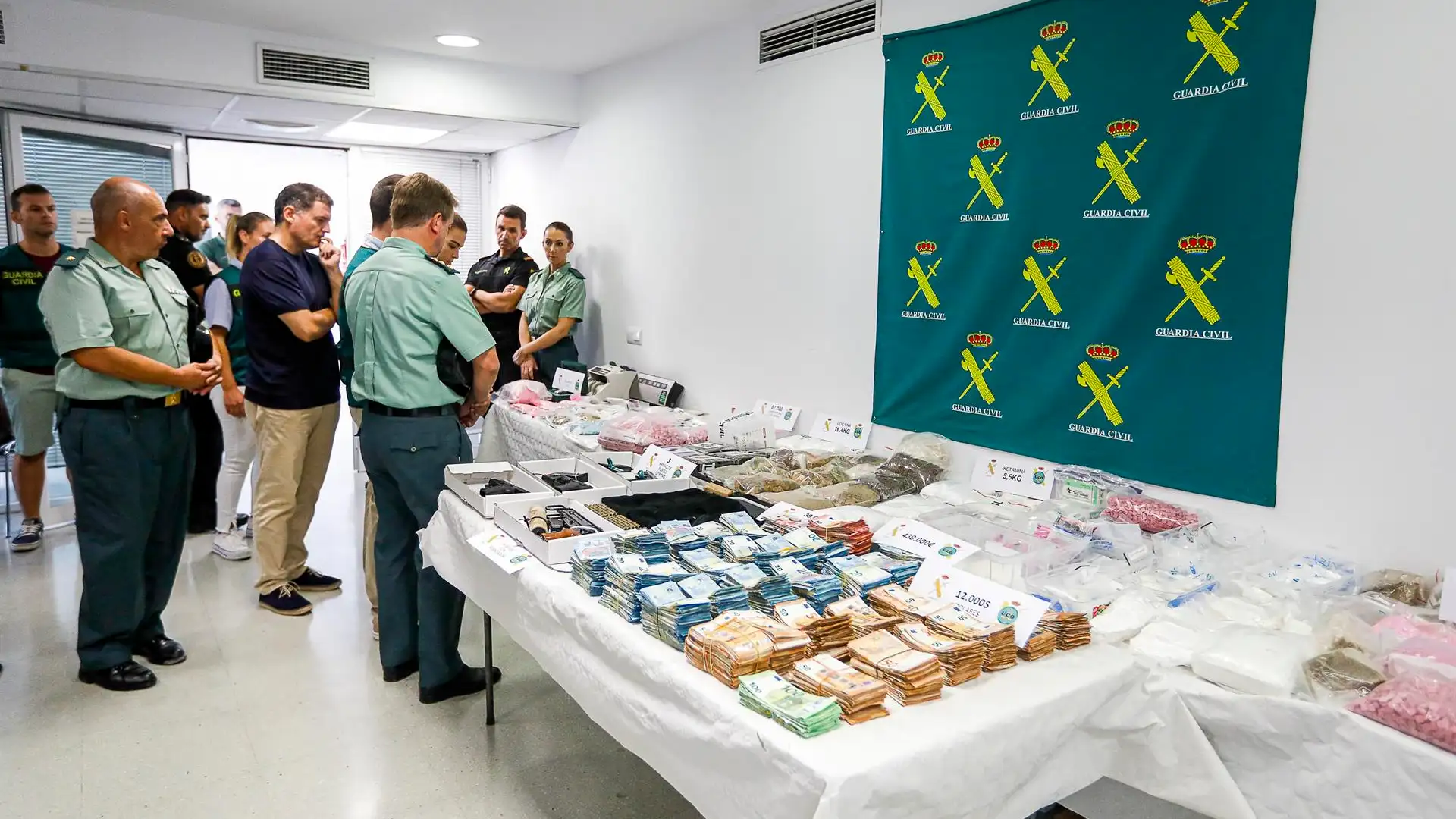 El material confiscado por la Guardia Civil El material confiscado por la Guardia Civil