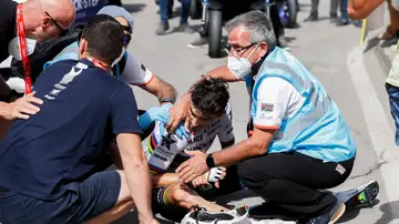 Alaphilippe se retira de la Vuelta a España tras sufrir una caída y peligra su defensa del arcoíris en Wollongong