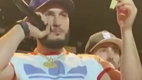 Omar Montes sube al escenario al chico que le lanzó un mechero para disculparse Omar Montes sube al escenario al chico que le lanzó un mechero para disculparse