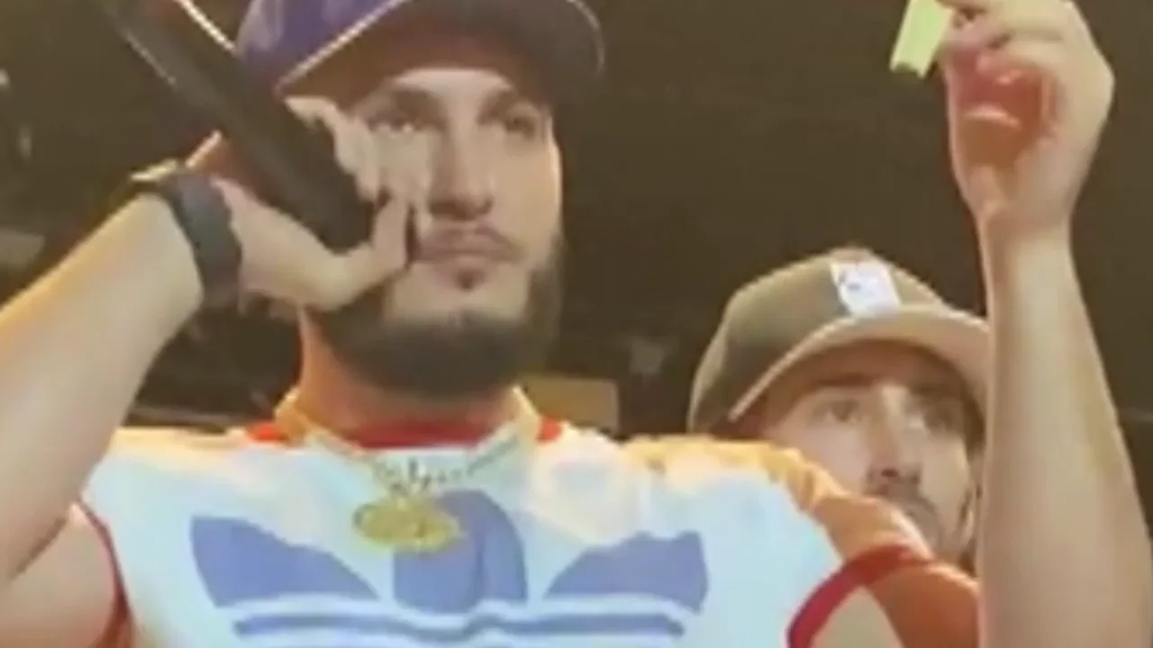 Omar Montes sube al escenario al chico que le lanzó un mechero para disculparse Omar Montes sube al escenario al chico que le lanzó un mechero para disculparse