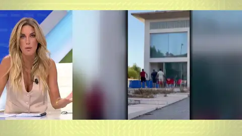 Polémica tras ver cómo saca a los okupas de su casa. Polémica tras ver cómo saca a los okupas de su casa.