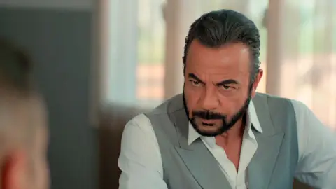 Fekeli se entrega a la policía y volverá a entrar en prisión Fekeli se entrega a la policía y volverá a entrar en prisión