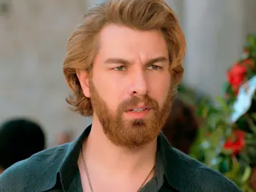 Fikret se entera de que hay personas vigilando a Fekeli y a Demir, ¿qué querrán? Fikret se entera de que hay personas vigilando a Fekeli y a Demir, ¿qué querrán?