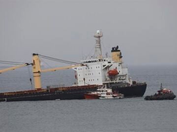 El buque OS 35, semihundido en la Bahía de Algeciras