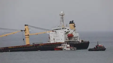 El buque OS 35, semihundido en la Bahía de Algeciras El buque OS 35, semihundido en la Bahía de Algeciras