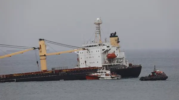 El buque OS 35, semihundido en la Bahía de Algeciras El buque OS 35, semihundido en la Bahía de Algeciras