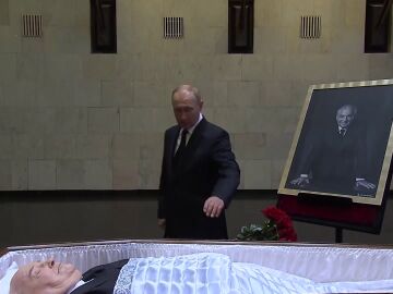 Vladímir Putin visitando el cuerpo de Gorbachov