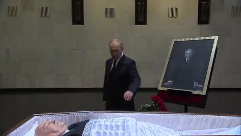 Vladímir Putin visitando el cuerpo de Gorbachov Gorbachov