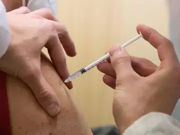 Inyección de la vacuna contra la COVID-19 Inyección de la vacuna contra la COVID-19