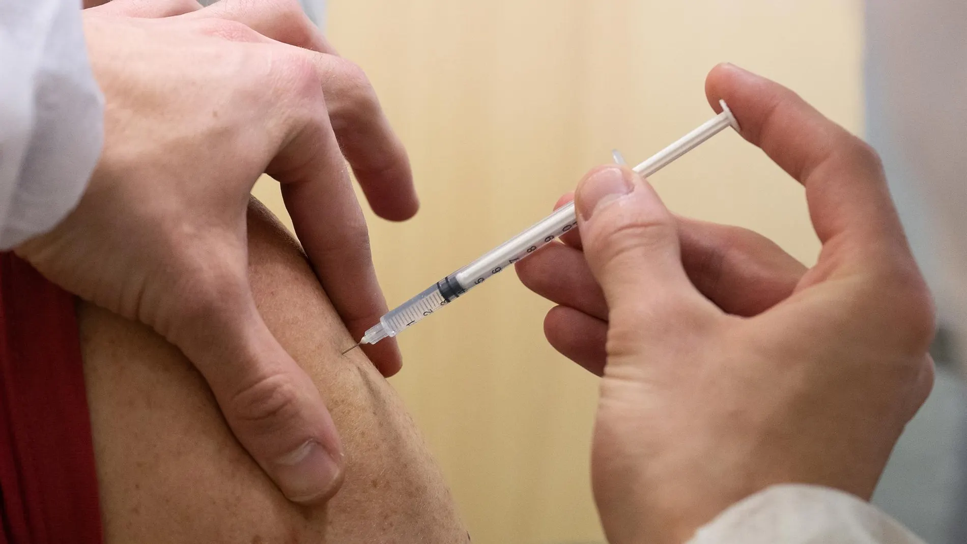 Inyección de la vacuna contra la COVID-19