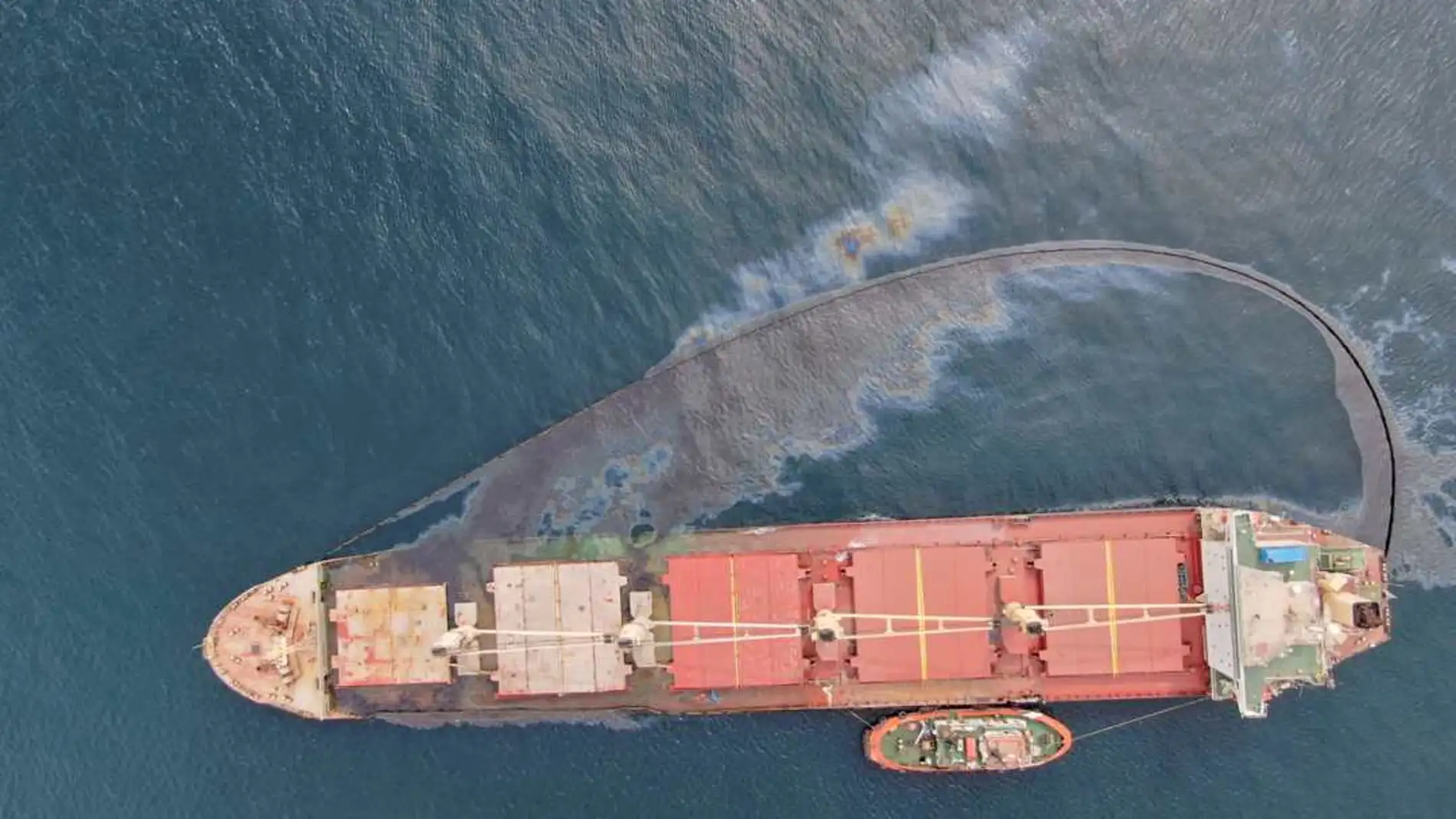 Imagen del buque granelero “OS35” varado en la costa al Este de Gibraltar