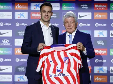 Reguilón, junto a Enrique Cerezo en su presentación como rojiblanco Reguilón, junto a Enrique Cerezo en su presentación como rojiblanco