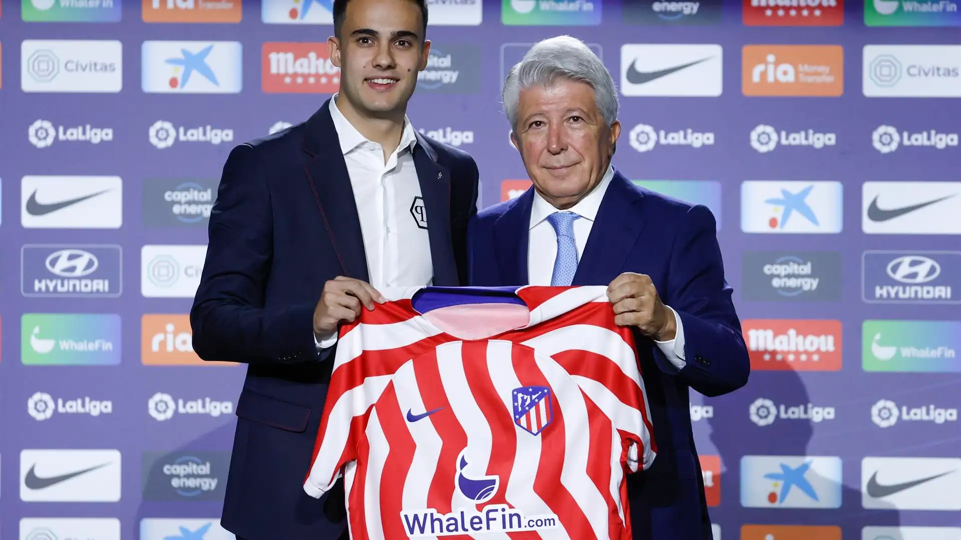 Reguilón, junto a Enrique Cerezo en su presentación como rojiblanco Reguilón, junto a Enrique Cerezo en su presentación como rojiblanco