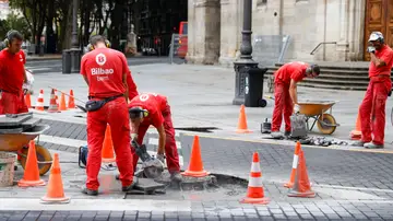 Trabajadores reparan la calzada este jueves en la capital vizcaína Trabajadores reparan la calzada este jueves en la capital vizcaína