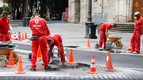 Trabajadores reparan la calzada en la capital vizcaína Trabajadores reparan la calzada en la capital vizcaína