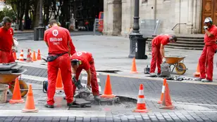Trabajadores reparan la calzada este jueves en la capital vizcaína