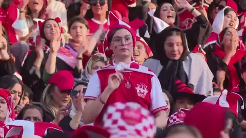 Mujeres iraníes asisten a un partido de clubes por primera vez en 40 años Mujeres iraníes asisten a un partido de clubes por primera vez en 40 años