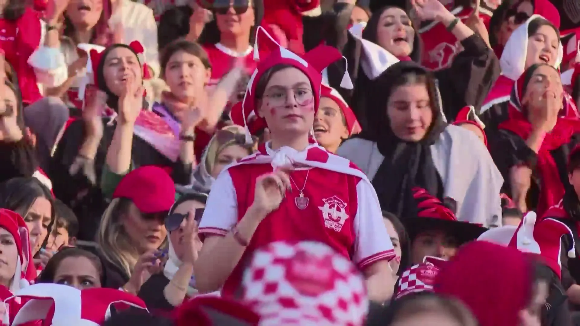 Mujeres iraníes asisten a un partido de clubes por primera vez en 40 años Mujeres iraníes asisten a un partido de clubes por primera vez en 40 años