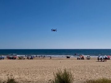 Un dron vigilando la playa de Punta Umbría, en Huelva