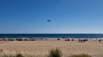 Un dron vigilando la playa de Punta Umbría, en Huelva