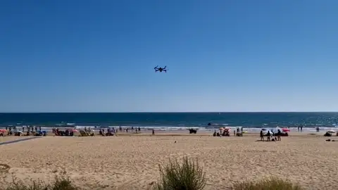Un dron vigilando la playa de Punta Umbría, en Huelva Un dron vigilando la playa de Punta Umbría, en Huelva