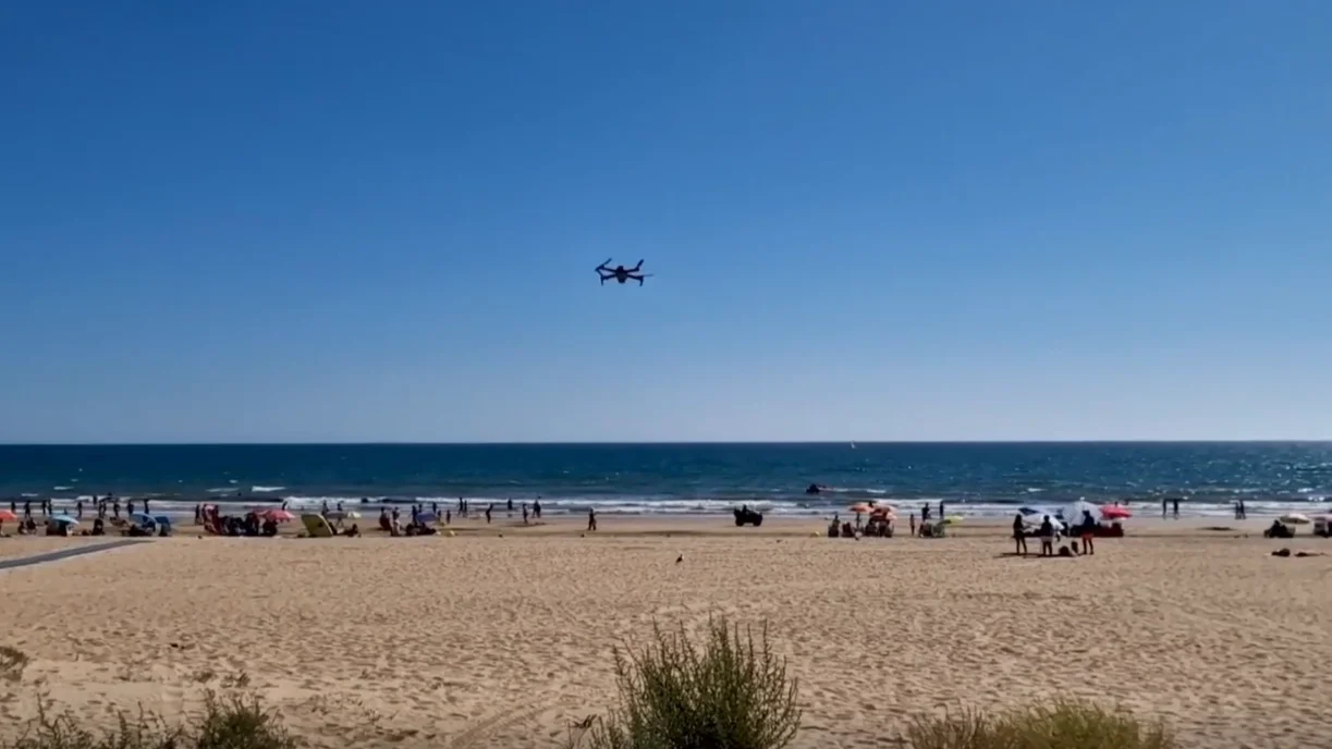Un dron vigilando la playa de Punta Umbr&iacute;a, en Huelva