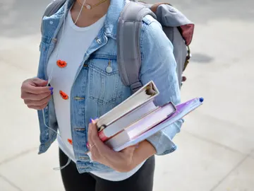 Alumna con libros de texto Alumna con libros de texto