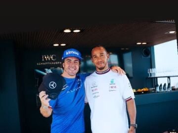 La foto de Alonso con Hamilton en el box de Mercedes