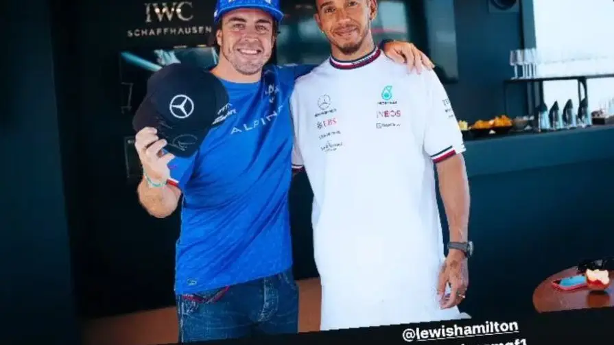 La foto de Alonso con Hamilton en el box de Mercedes La foto de Alonso con Hamilton en el box de Mercedes